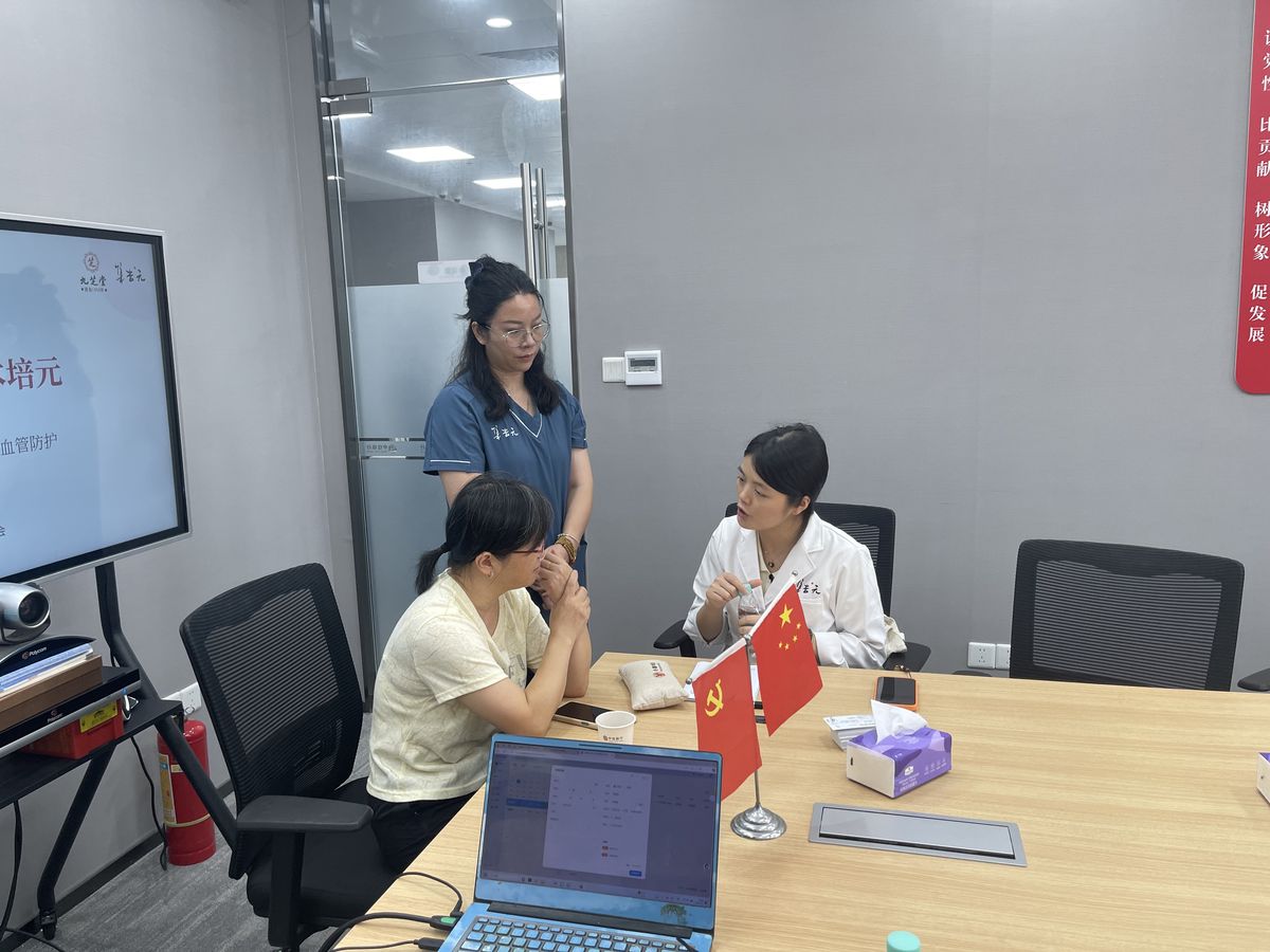 中医师为客户进行脉诊,定制三伏贴穴位方案